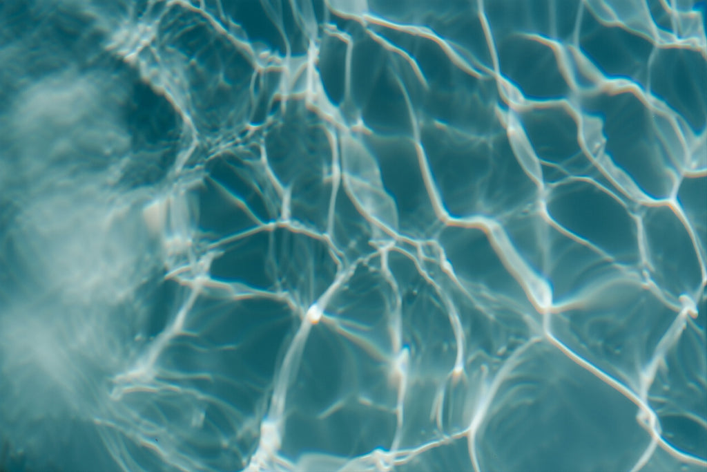 Fototapete Türkisblaues Wasser mit Lichtreflexen